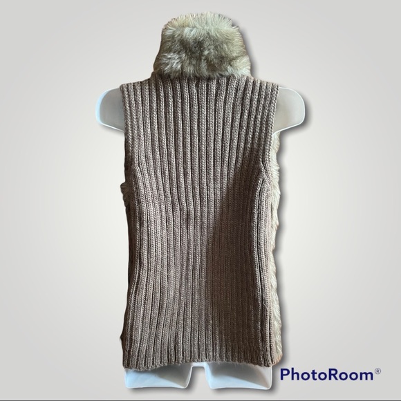 Kenar Faux Fur & Cable Knit Zip Front Vest - Picture 3 of 14